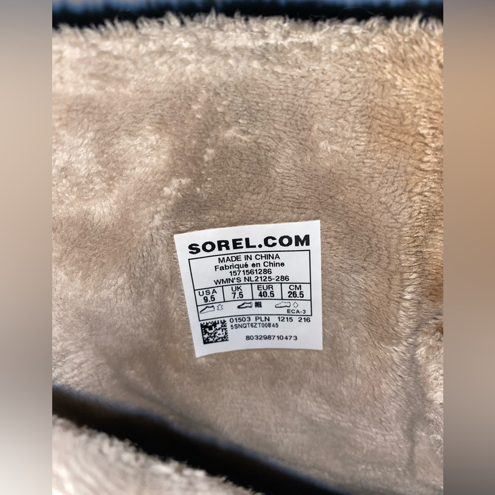 Sorel waterproof lace-up duck boots. Women’s size 9 1/2.